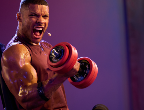 Mann mit Hantel schreiend