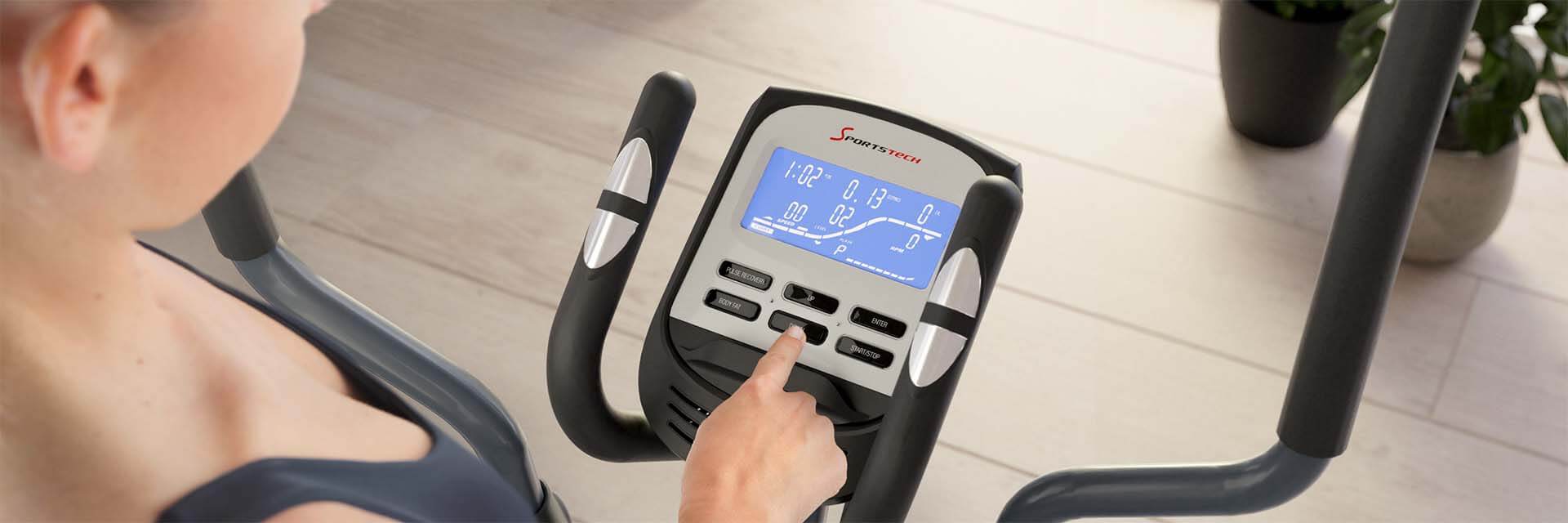 Konsole des Crosstrainer CX625 von Sportstech Frau bedient die Konsole des Sportstech Crosstrainer CX625