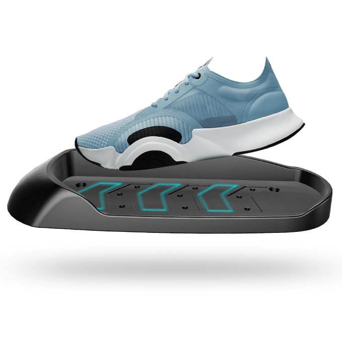 Schwarzes Laufband F10 Sportstech Gelenke Rückansicht schwarzes Laufband F10, Laufvorgang Sportschuhe mit roter Sohle