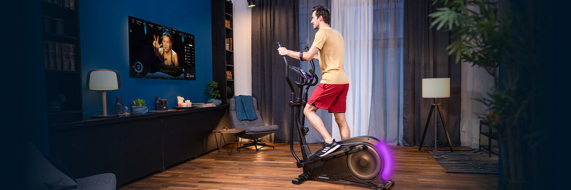 Schwarzes Laufband F10 Sportstech Frau in Sportbekleidung läuft auf schwarzem Laufband F10 im Wohnzimmer